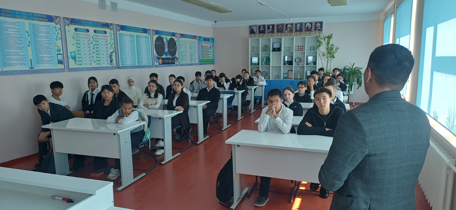 «Зайырлылық, деструктивті діни ағымдар, дін саласындағы мемлекеттік саясат» тақырыбында 9-11 сынып оқушыларына дәріс өткізді.