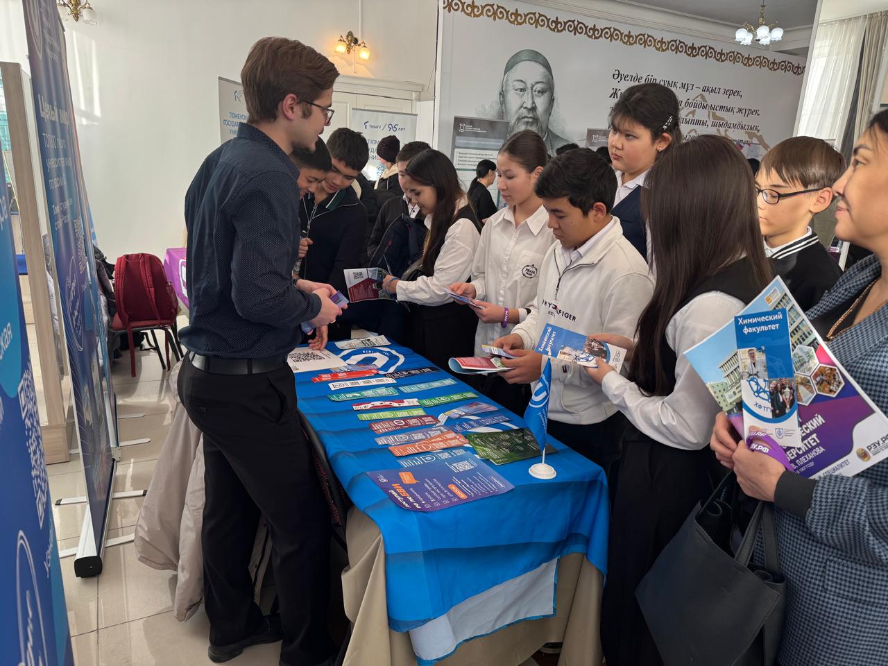 25 қараша күні Еуразиялық кеңістік қоғамдық қоры және Семей қаласы білім бөлімінің ұйымдастыруымен  кәсіптік бағдар беру мақсатында мектептебіміздің 9- сынып оқушылары  «Университеттер жәрмеңкесі» атты  іс-шараға  қатысып қайтты.