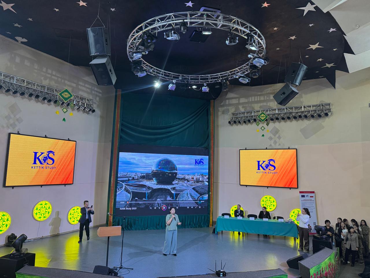 Балалар мен жасөспірімдер шығармашылық сарайында Польша мемлекетінің “Kettik Study Poland” компаниясы өкілдері және Семей қаласы білім бөлімінің ұйымдастыруымен шетелдік жоғары оқу орындарына түсу мүмкіндіктері туралы кәсіптік