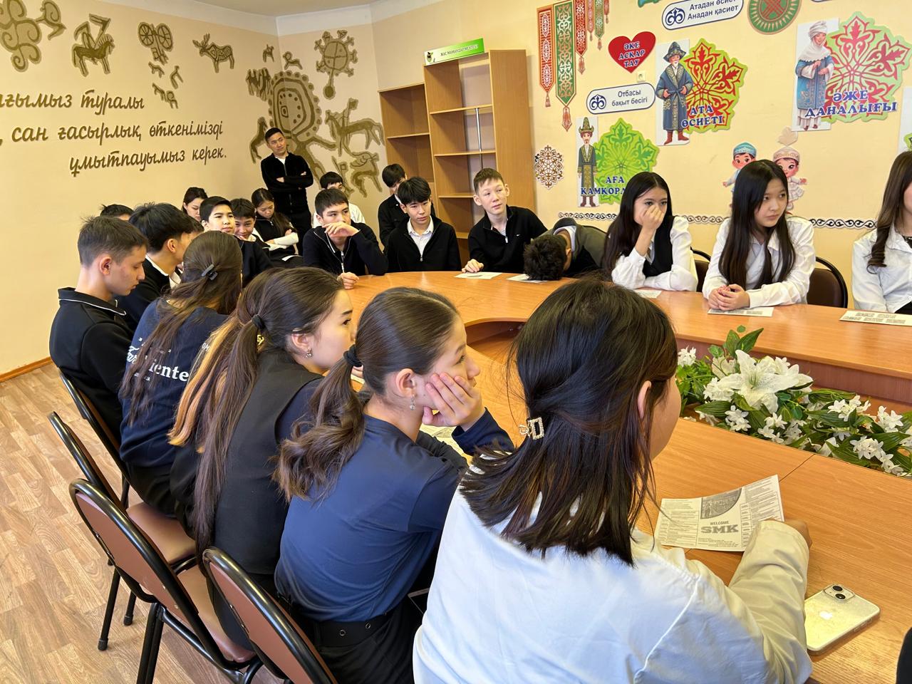 "Кәсіпке бағыт – табысқа жол" жобасы аясында бүгін 9–11 сынып оқушылары арасында «Мен мамандықтар әлемінде» тақырыбында дөңгелек үстел өткізілді.